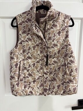Birdies Neutral Camo Quilted Puffer Vest in Beige Taupe Cream